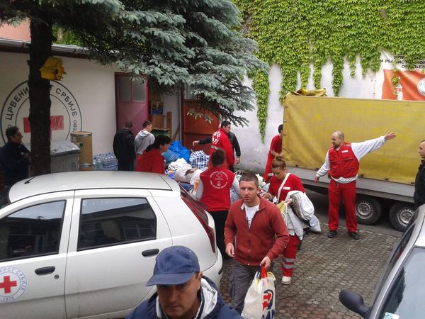Humanitarna pomoć se organizovano prikuplja u prostorijama Crvenog krsta…