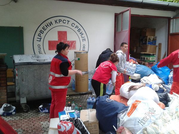 Humanitarna pomoć se organizovano prikuplja u prostorijama Crvenog krsta…
