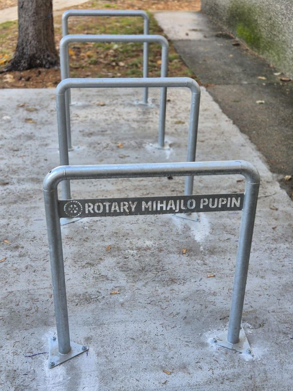 Postavljeni su stalci za bicikle u OŠ ,,Đura Jakšić" u Pančevu