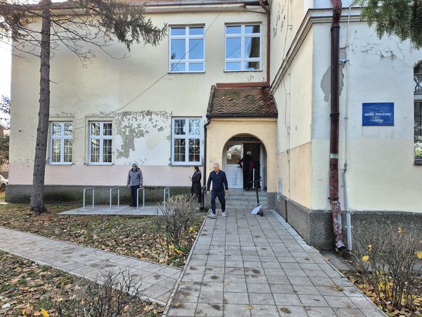 Postavljeni su stalci za bicikle u OŠ ,,Đura Jakšić" u Pančevu